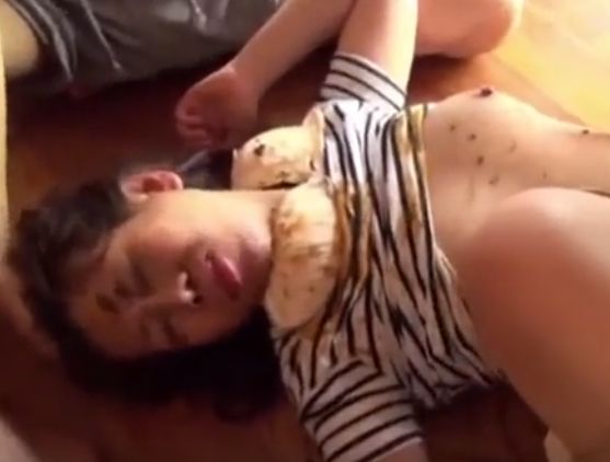 家に侵入してきた男共に浣腸されて強制糞出しレイプ！