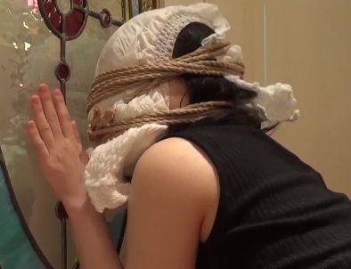 自分のおしっこでタプタプになったオムツを顔に取り付けられる女