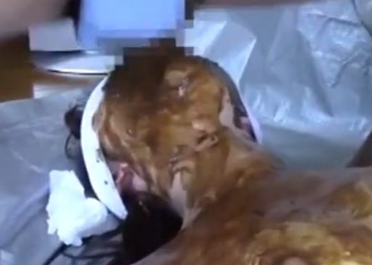 目隠しした便器女の口に糞を詰め込みピストンイラマｗ