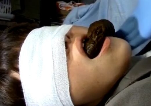 目隠しされて口の中にウンコをされる便器女さんがこちらｗ