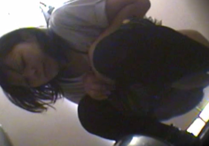 ウンコがなかなか出てこない便秘女子が自分でイチジク浣腸！