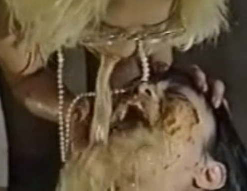 うんこにまみれた娘の口にゲロを噴射する熟女！えぐすぎるｗ