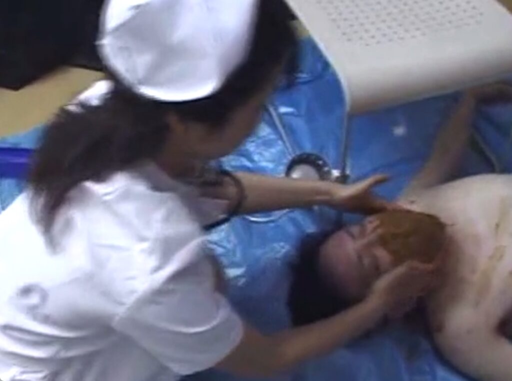 ドM便器男の顔に糞尿をぶちまけるナース！こんな服用の仕方もあるんですねｗ