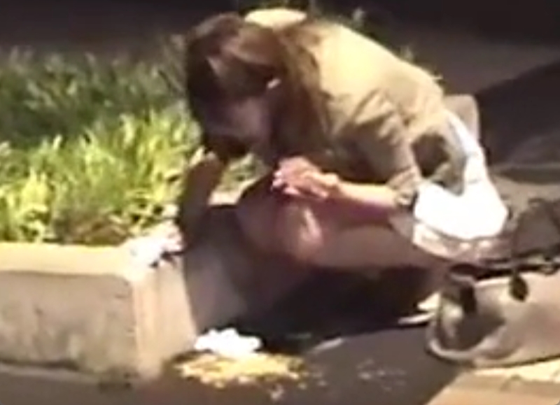 路上でいきなりゲロ吐きしちゃうお姉さん！通行人に心配されてるｗ