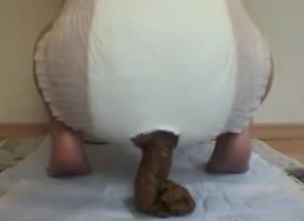 オムツに穴をあけてそこからデカ糞を出すお姉さんｗ