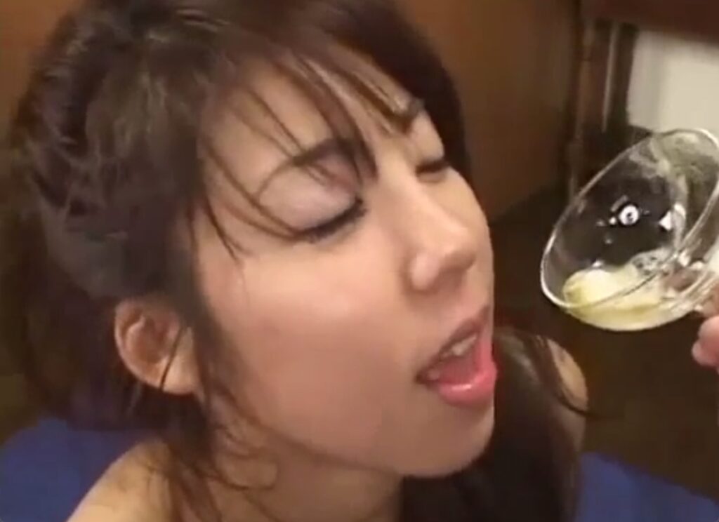 スカトロアナルファックでアナルから出てきた精子をごっくんする美女ｗ