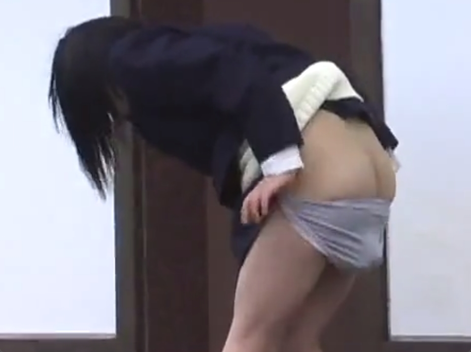 トイレが空いておらずお外でうんこを漏らしてしまうJKさんｗ