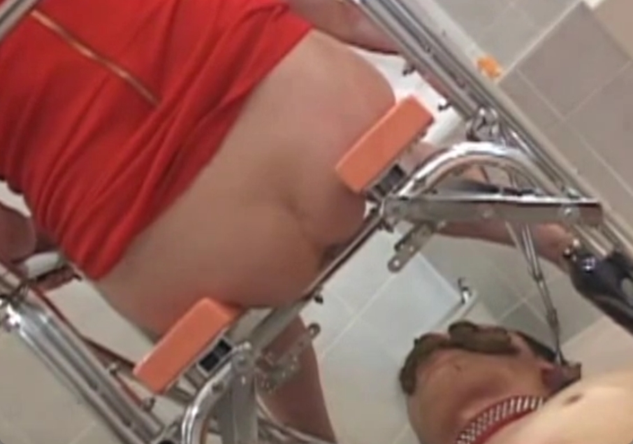 こぼれてるじゃないちゃんと食べなさい！女王様が男にウンコを食わせるｗ