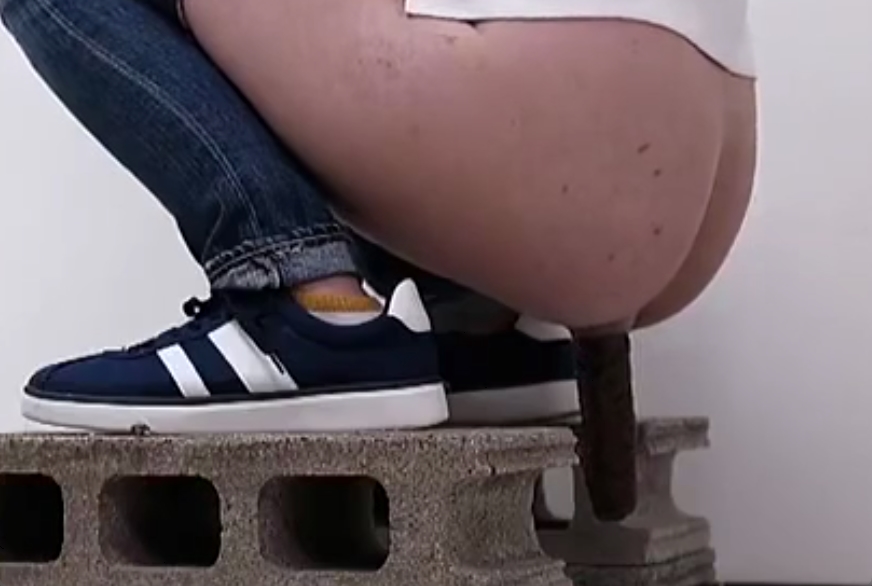 コンクリートブロックに乗っかりながらウンコをするお姉さんｗ