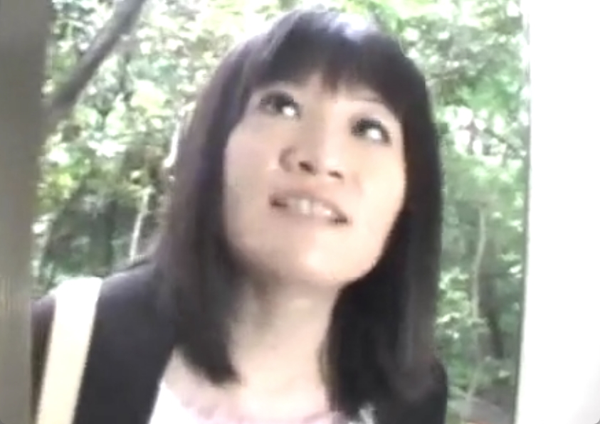 漏れちゃうんです！使用中のトイレに乱入してきた女が大量お漏らしｗ