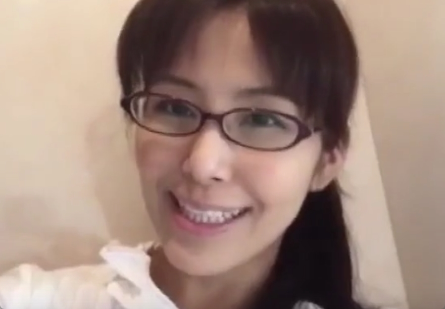 黒縁眼鏡の美熟女がウンコを自撮り！ドアップで観察してますｗ