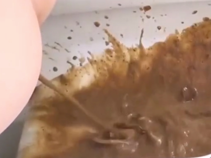 下痢が止まんないよお！ハーフ顔のJKが水下痢をケツ穴から噴射ｗ