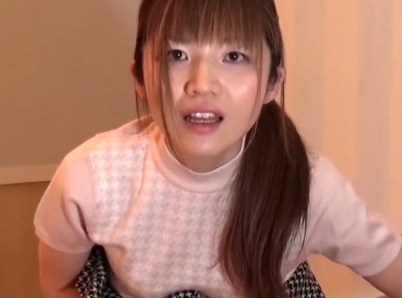 ガラステーブルの上でウンコとオシッコをぶっこくお姉さんｗ