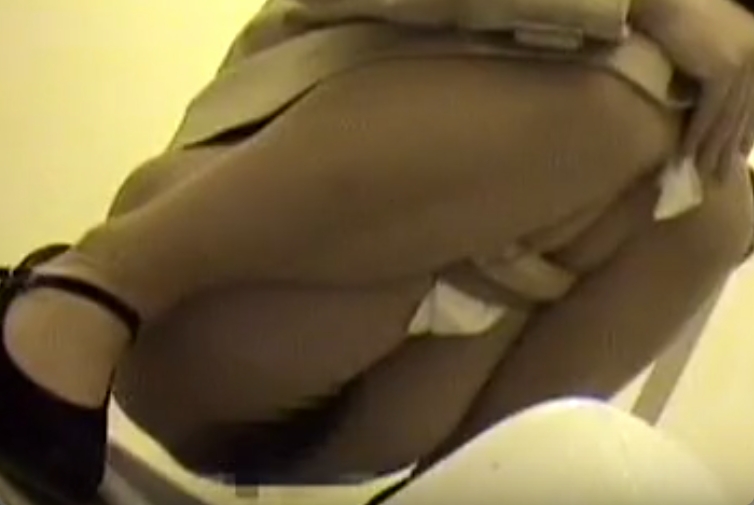 公衆便所にのこのこと入って来た女たちの排泄動画がこちらｗ
