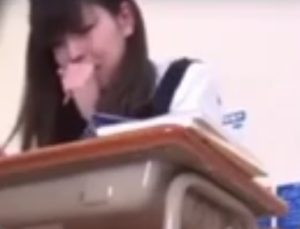 授業中にウンコを漏らすJK！パンツの中にウンコが溜まっていきますｗ