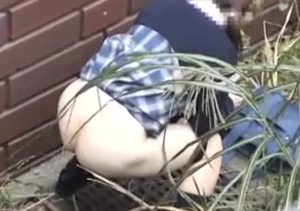 グレーチングの上で野糞をするもグレーチングの外にしてしまうJKさんｗ