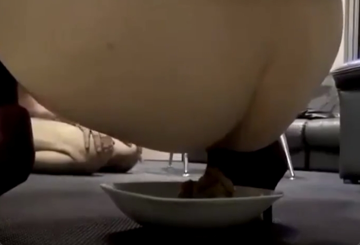 女王様の脱糞！ドＭな男を鞭で叩きながらウンチを食わせてますｗ