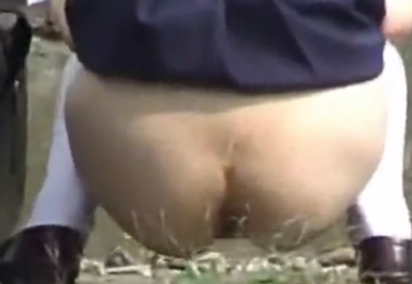 JKが野糞してケツも拭かずに逃走！ウンコをほぐして観察してみようｗ