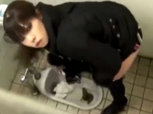 ギャルが公衆便所で水も流さずにウンコぶっこき逃げ！マジヤバいわｗ