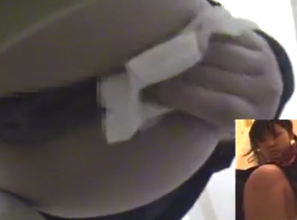 便座に座りたくないからっていくらなんでもこれは行儀悪すぎだろｗ