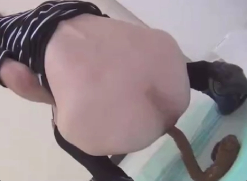 つるつるのウンチが勢いよく女のアナルから放出される様子をご覧ください