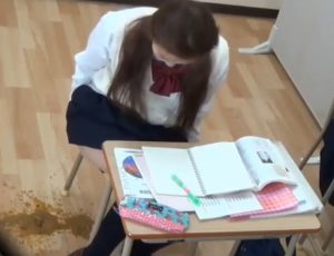 授業中に椅子から半分ケツを出して床に下痢便をぶちまけるJKさんｗ