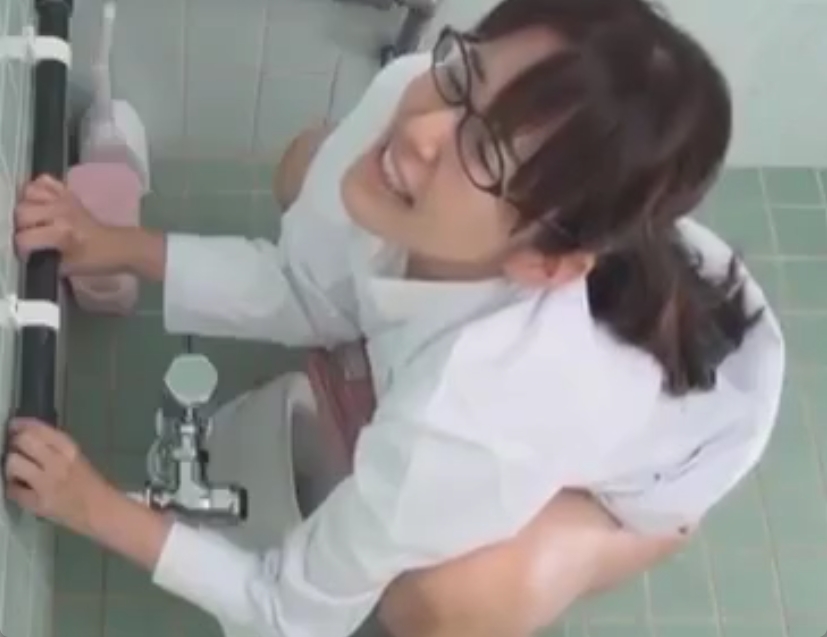 葵紫穂が大量脱糞！天を仰ぎながらブリブリでウンコを出していますｗ