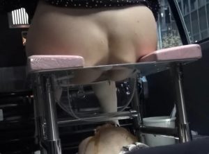車の後部座席に設置された特設会場で顔面脱糞する美女ｗ