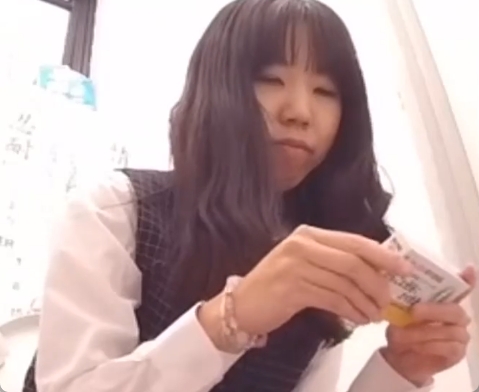 アナルに座薬をぶち込んでウンコを出す便秘OL！アナルめちゃグロいなｗ