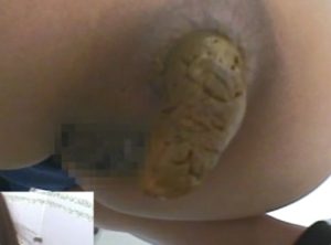 グラサンをかけたギャルがめっちゃ臭そうなウンコを産み落とすｗ