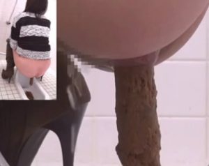 女の子がくっさいウンコを肛門からコキ捨てる姿をご覧ください。