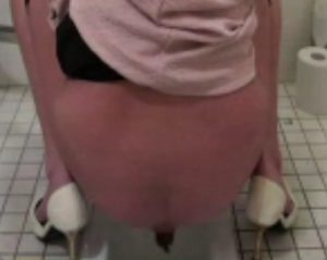 金髪ギャルが和式便所でカチコチウンコをぶりぶり出してます！