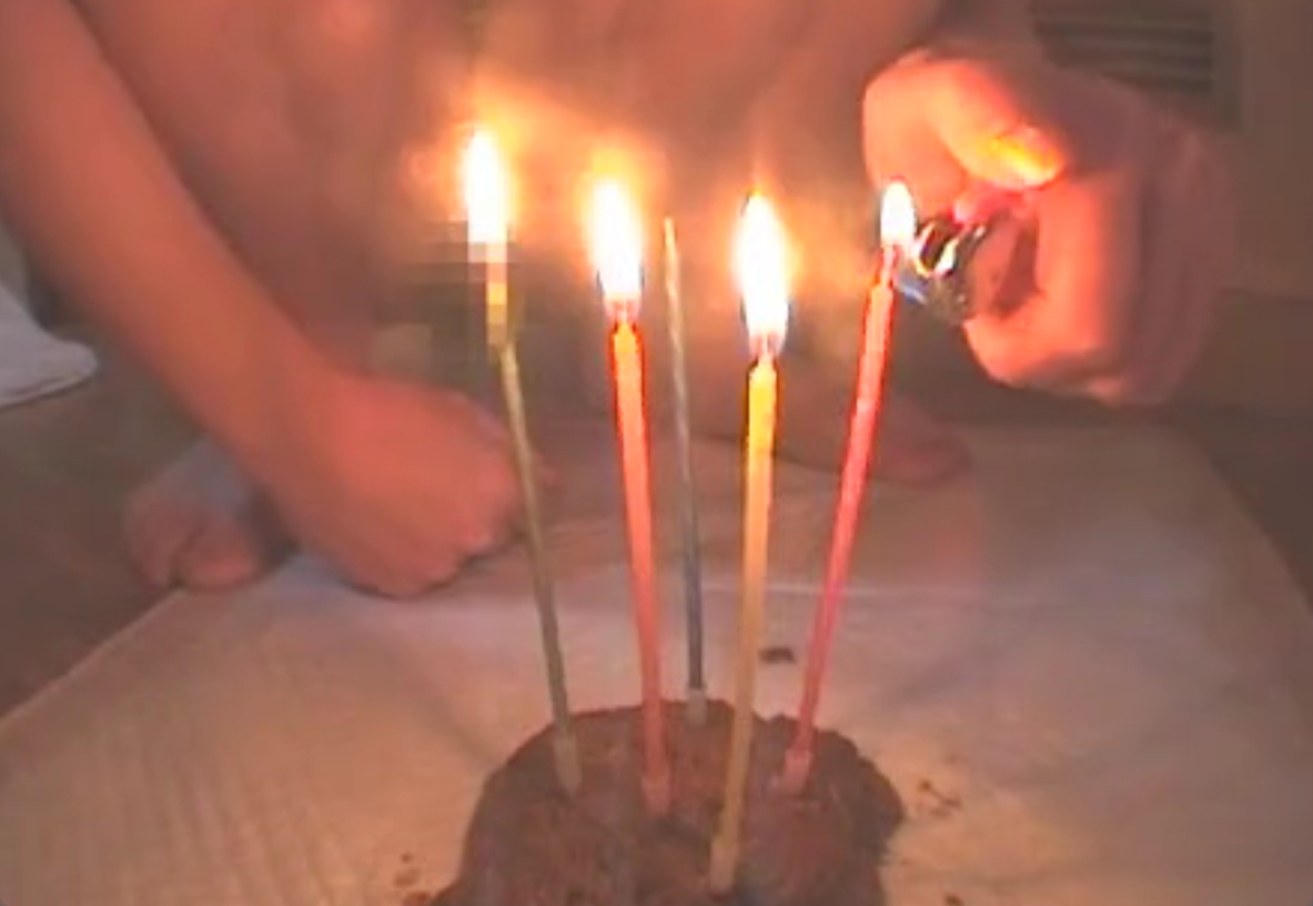 自分で出したウンコにロウソクをさしてウンコケーキの出来上がり！