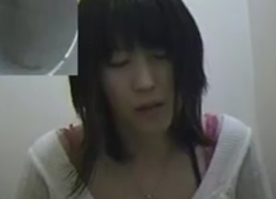 お腹が痛いのが画面を通して伝わってくる素人娘の脱糞動画ｗ